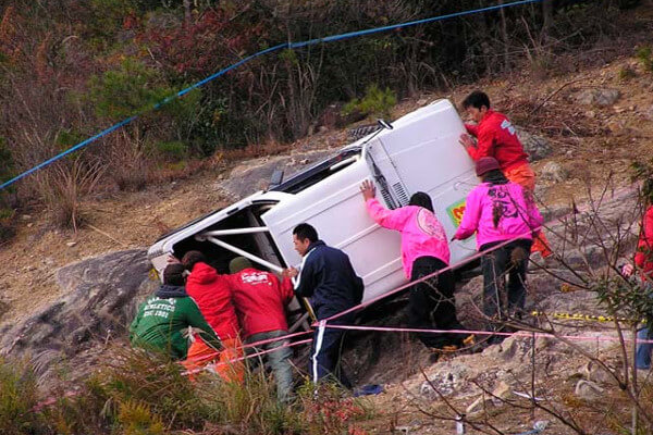 転倒車の救出（レスキュー）