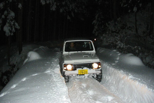 滑りやすい路面（雪道）を走るジムニー