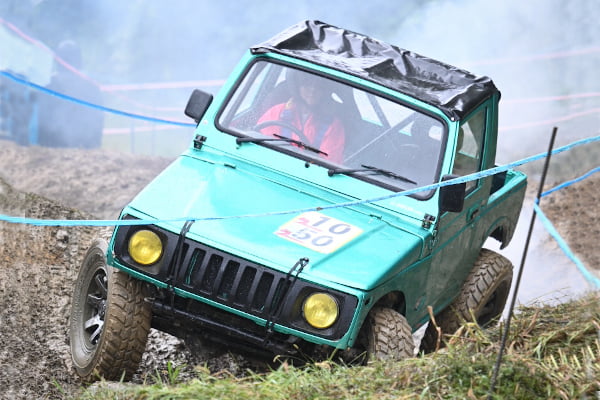 4x4トライアルのセクションを走行しているジムニー